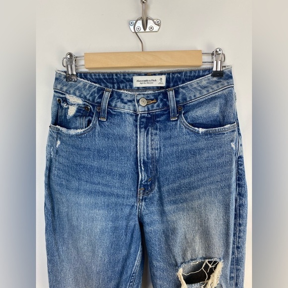 Abercrombie High Rise Mom Jean 26/2s short - Picture 5 of 9